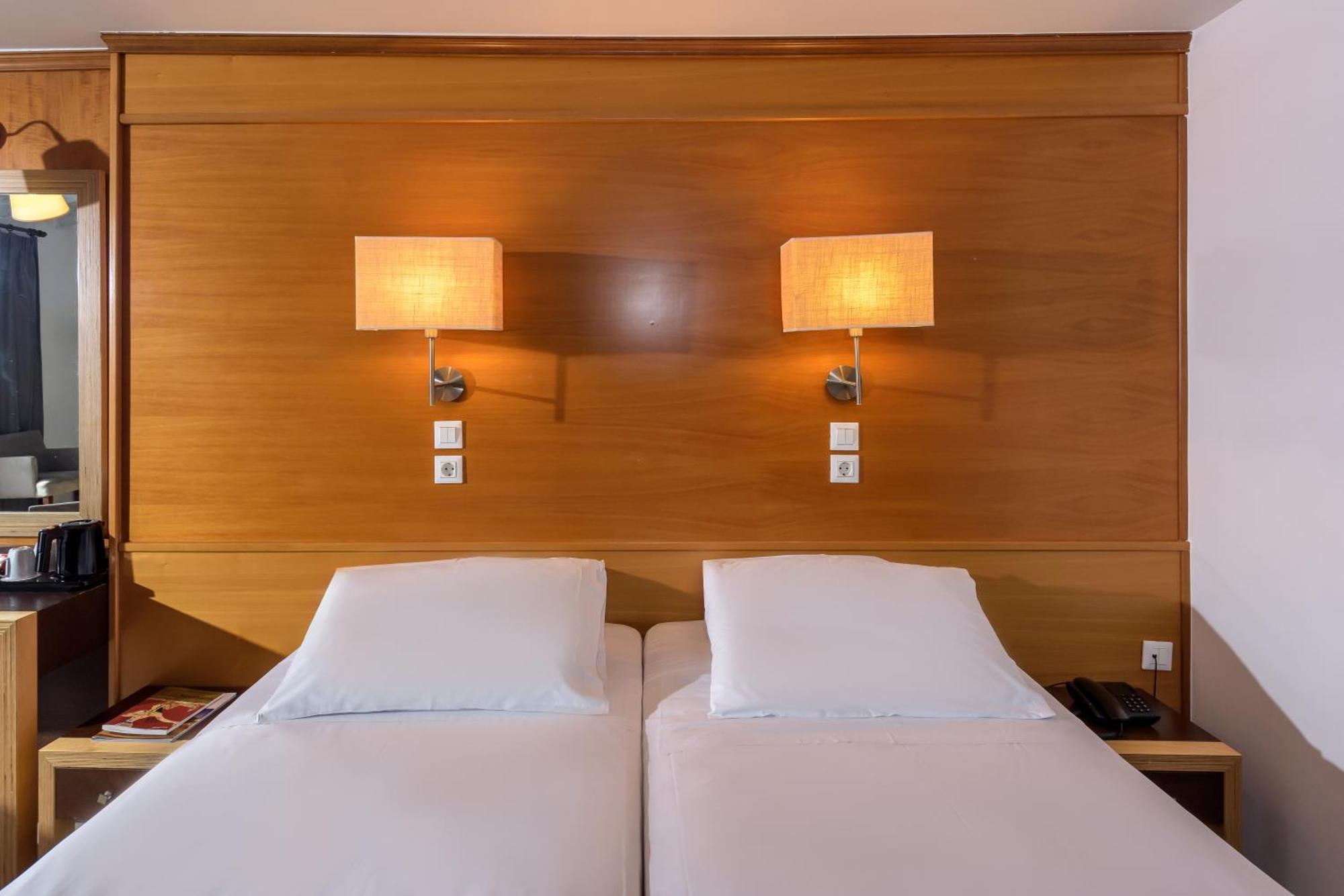 Отель Iraklion Hotel 3*