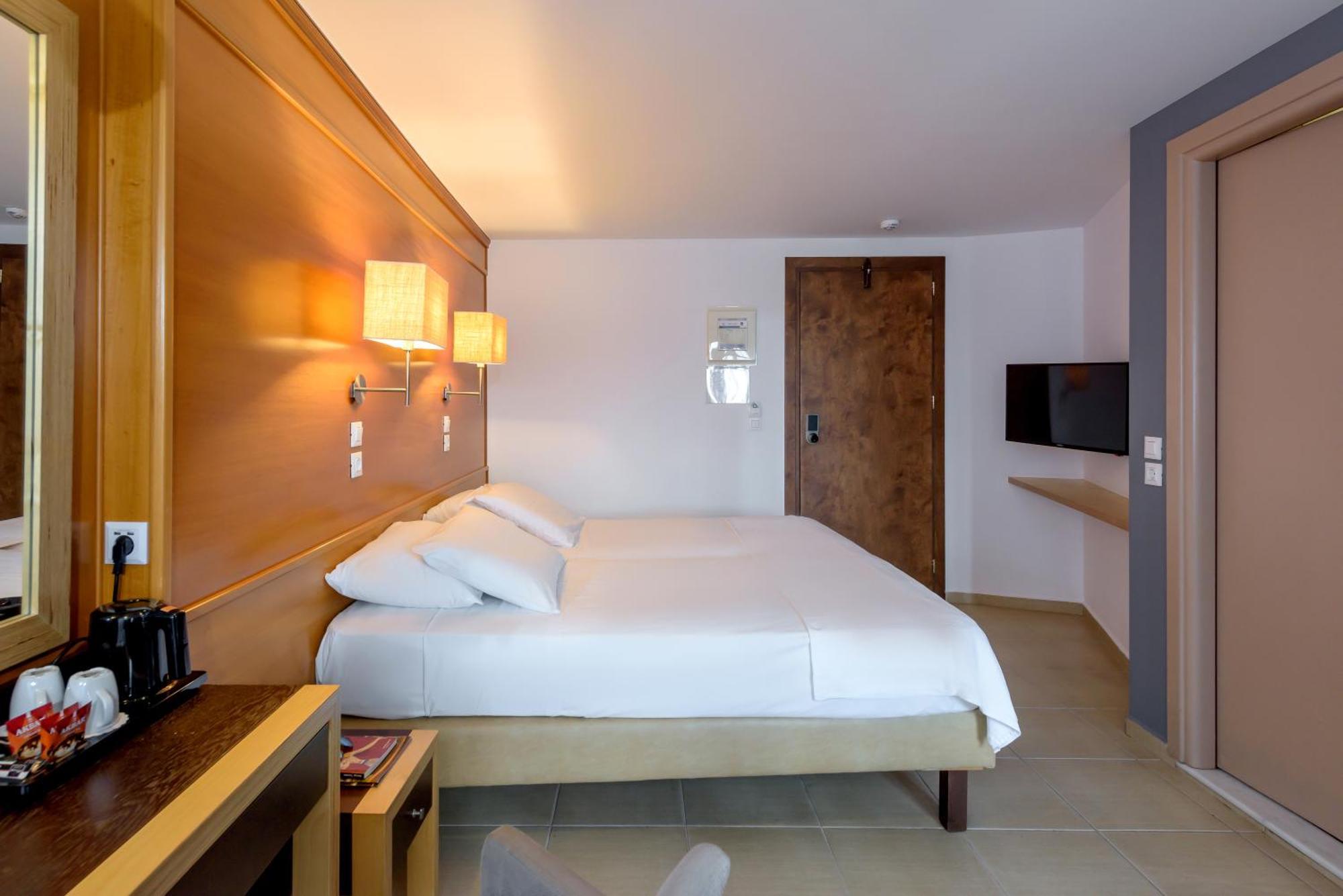 Отель Iraklion Hotel 3*